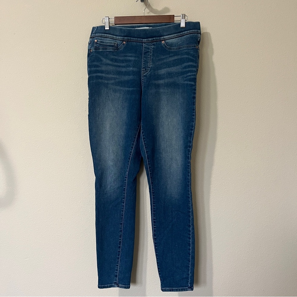 Signature Levi Strauss Medium Wash Size 16 L Totally Shaping Pull-On Skinny Jean